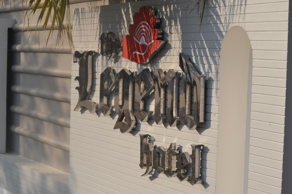 Hotel The Legend à Prayagraj Extérieur photo