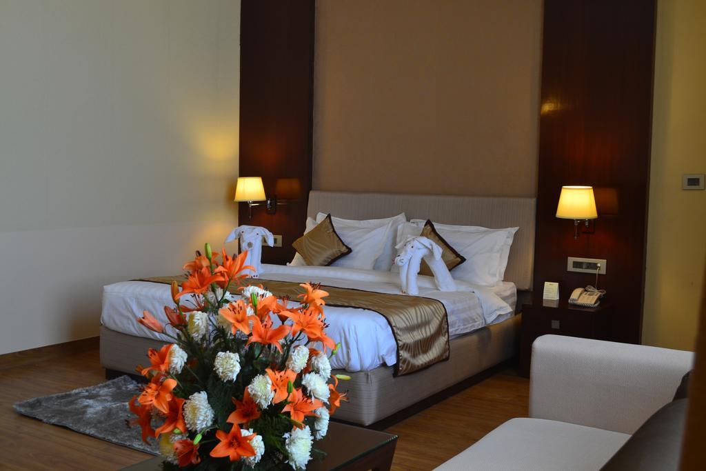 Hotel The Legend à Prayagraj Extérieur photo