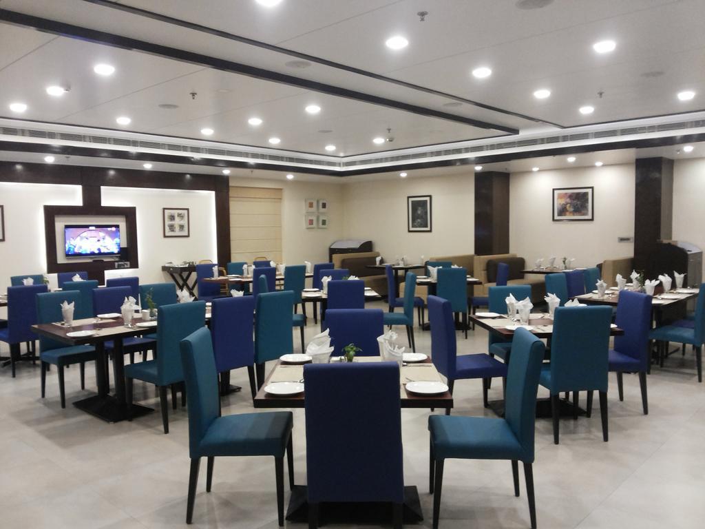 Hotel The Legend à Prayagraj Extérieur photo
