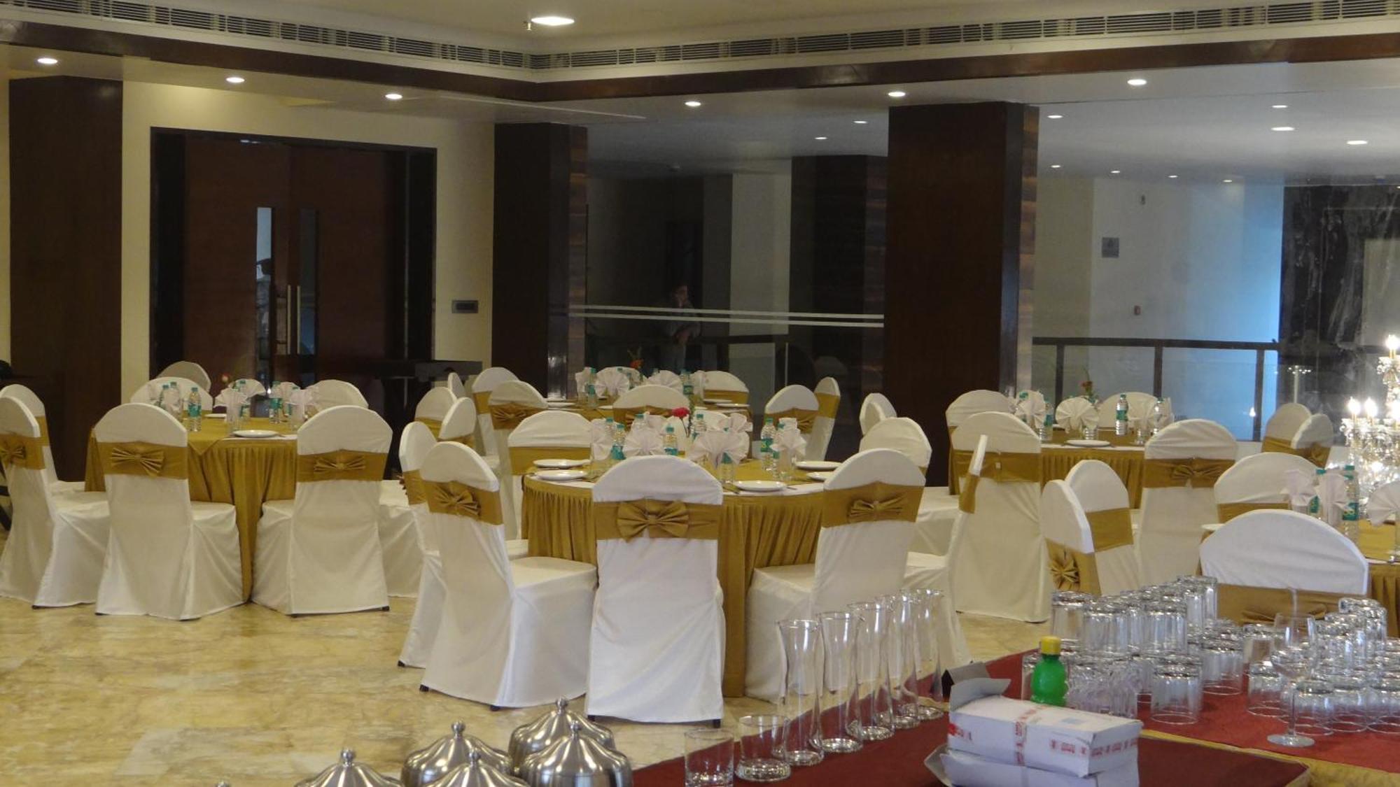 Hotel The Legend à Prayagraj Extérieur photo