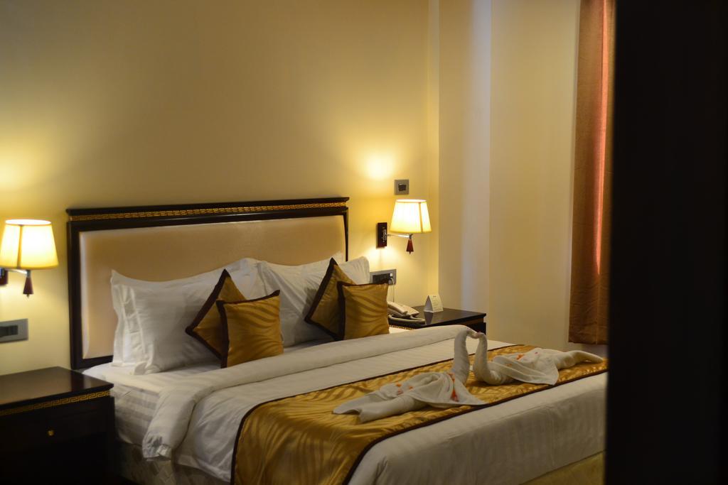 Hotel The Legend à Prayagraj Extérieur photo