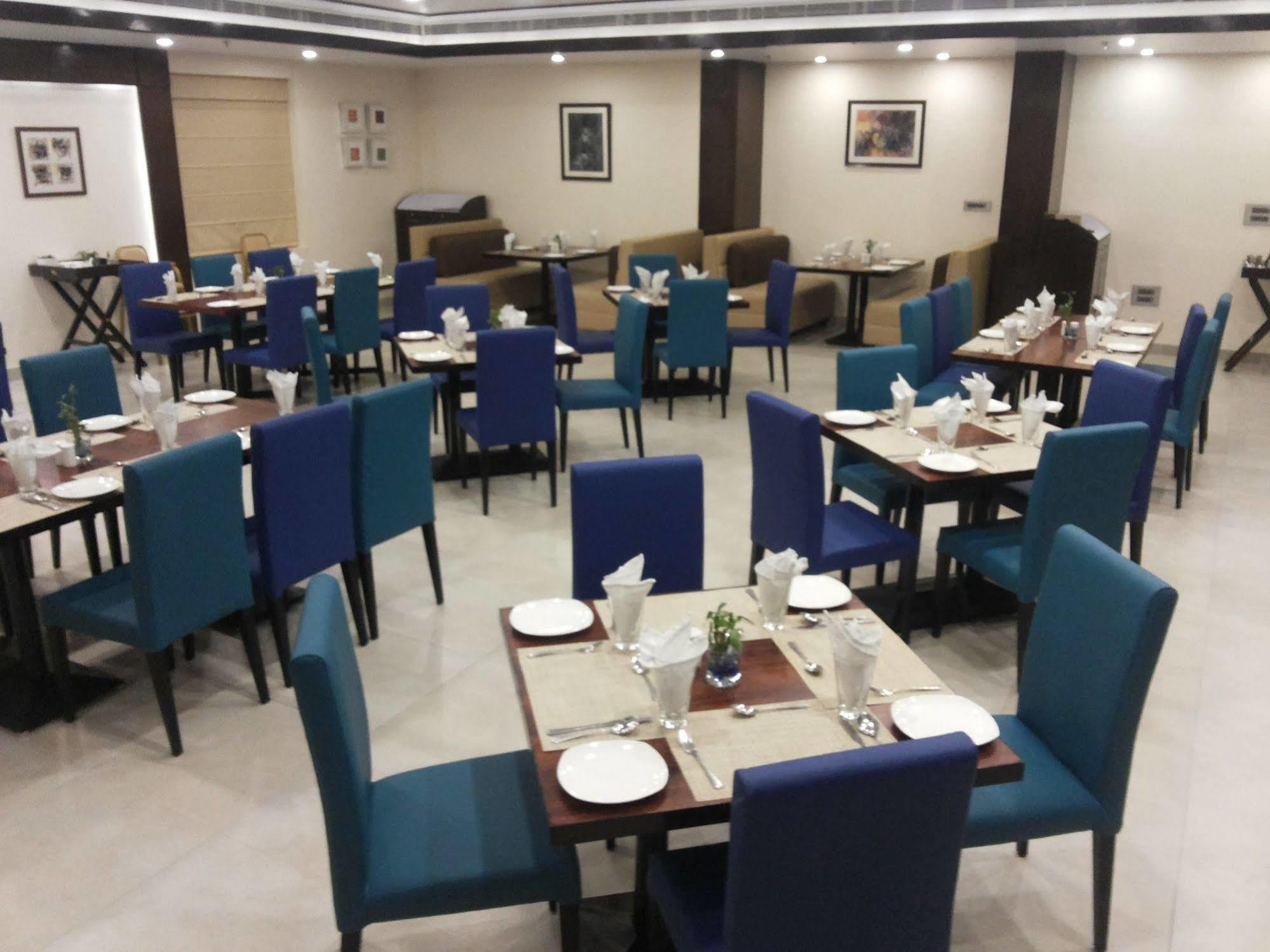 Hotel The Legend à Prayagraj Extérieur photo