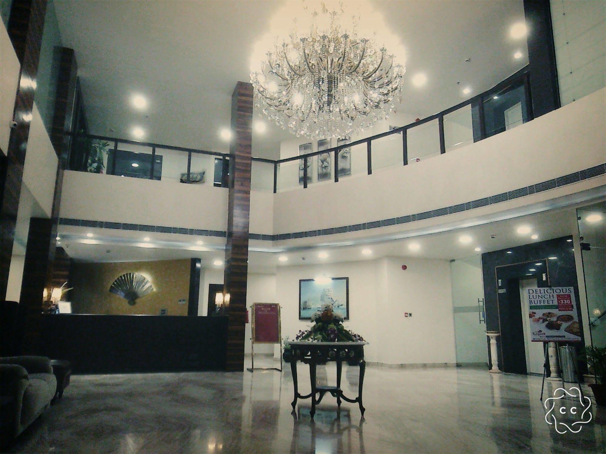Hotel The Legend à Prayagraj Extérieur photo