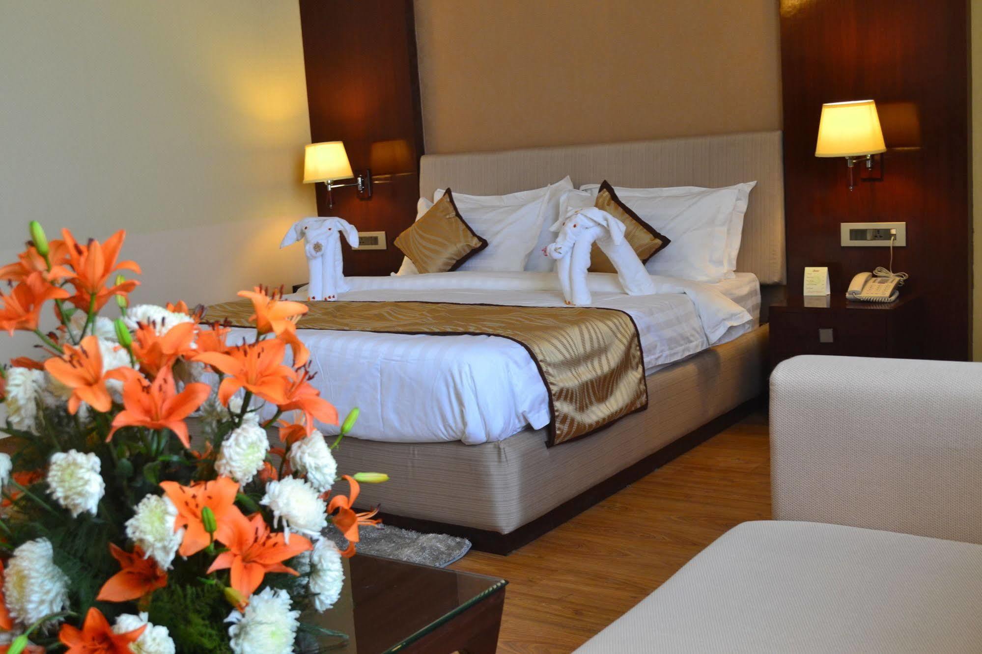 Hotel The Legend à Prayagraj Extérieur photo