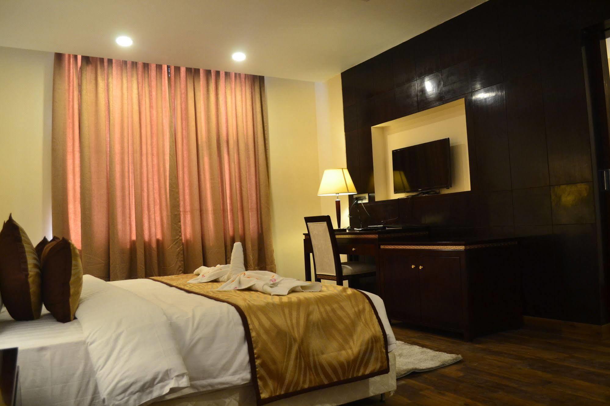 Hotel The Legend à Prayagraj Extérieur photo