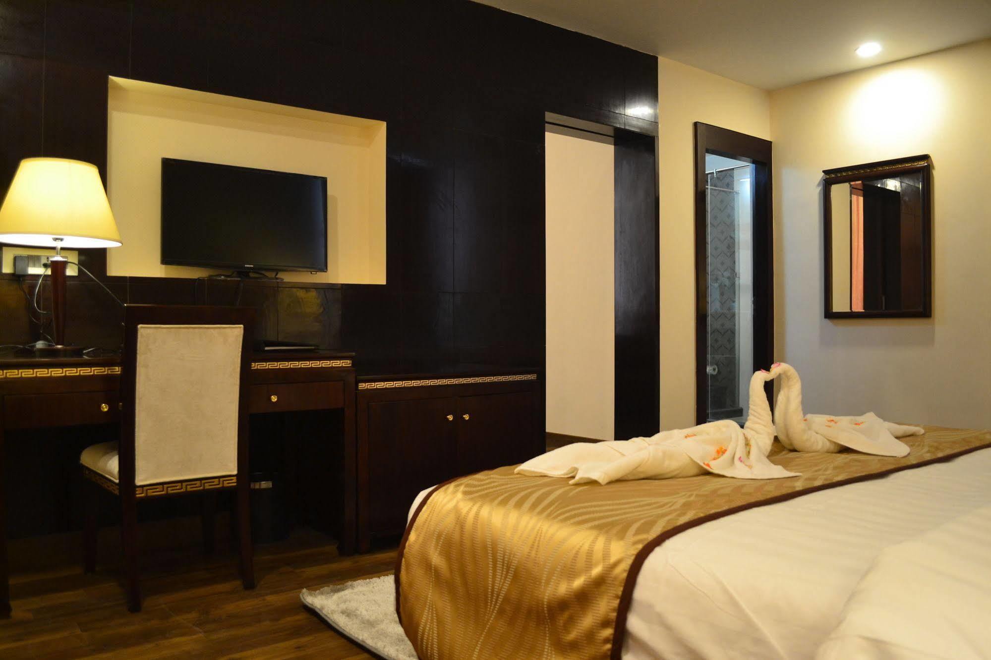 Hotel The Legend à Prayagraj Extérieur photo