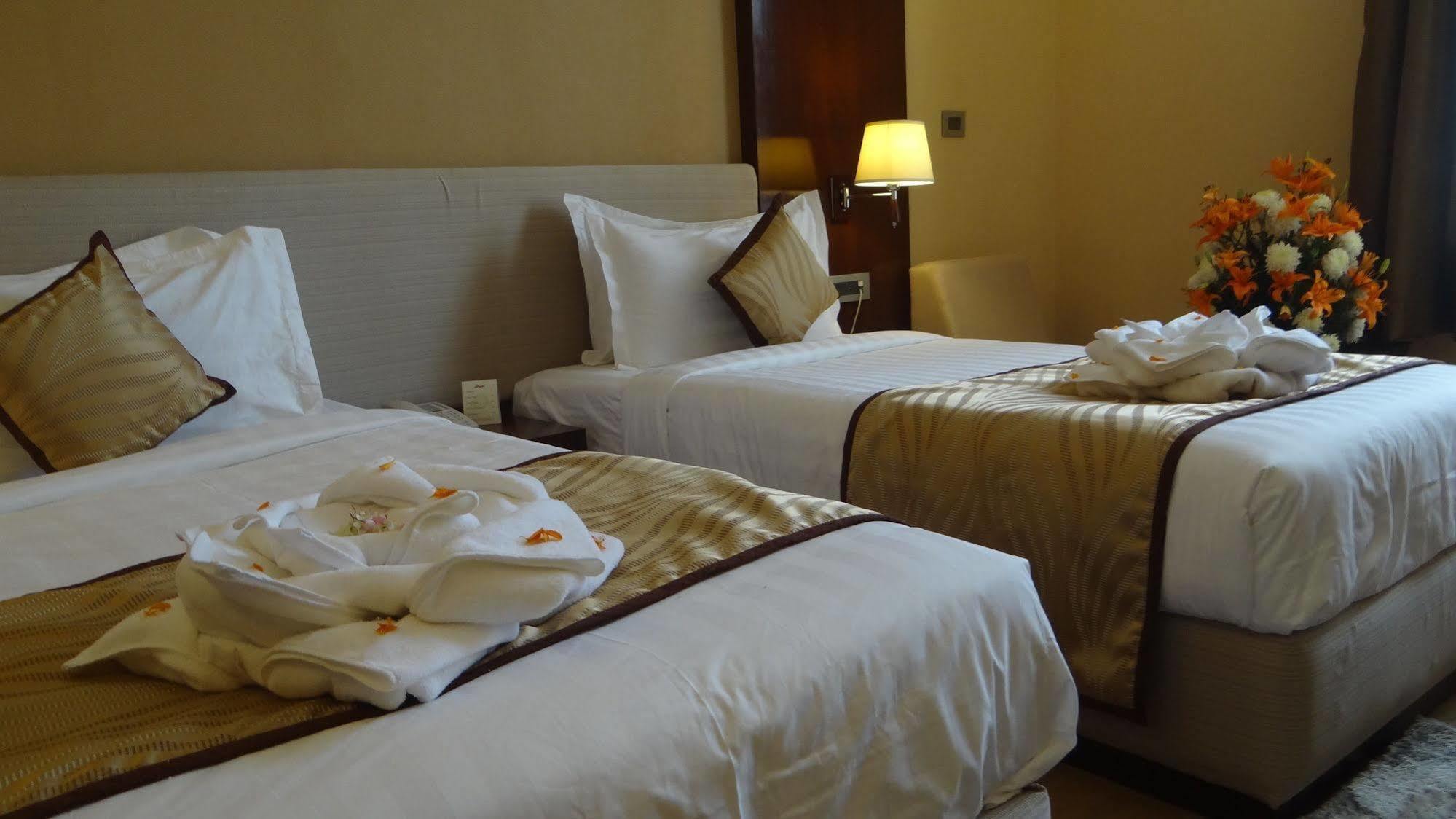 Hotel The Legend à Prayagraj Extérieur photo