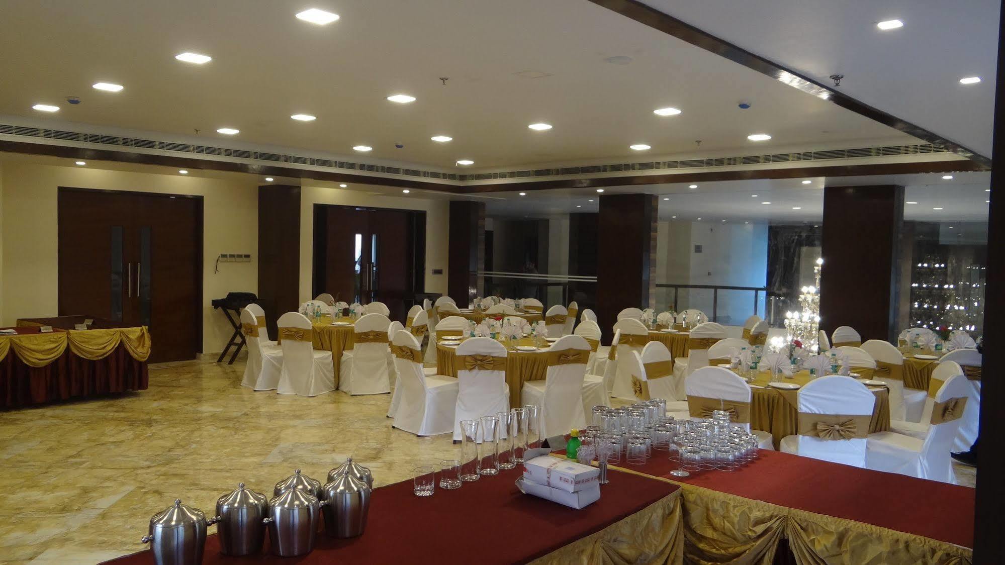 Hotel The Legend à Prayagraj Extérieur photo