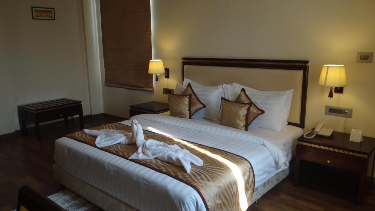 Hotel The Legend à Prayagraj Extérieur photo